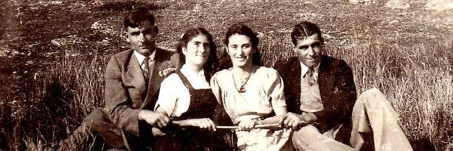 Henry Lourens, Bawie Groenewald, Marie en Andries Moolman.   Foto is ongeveer 70 jaar oud! Mense is lankal oorlede en dateer uit ‘n ander era, maar almal Gansbaaiers – gebore en getoë.